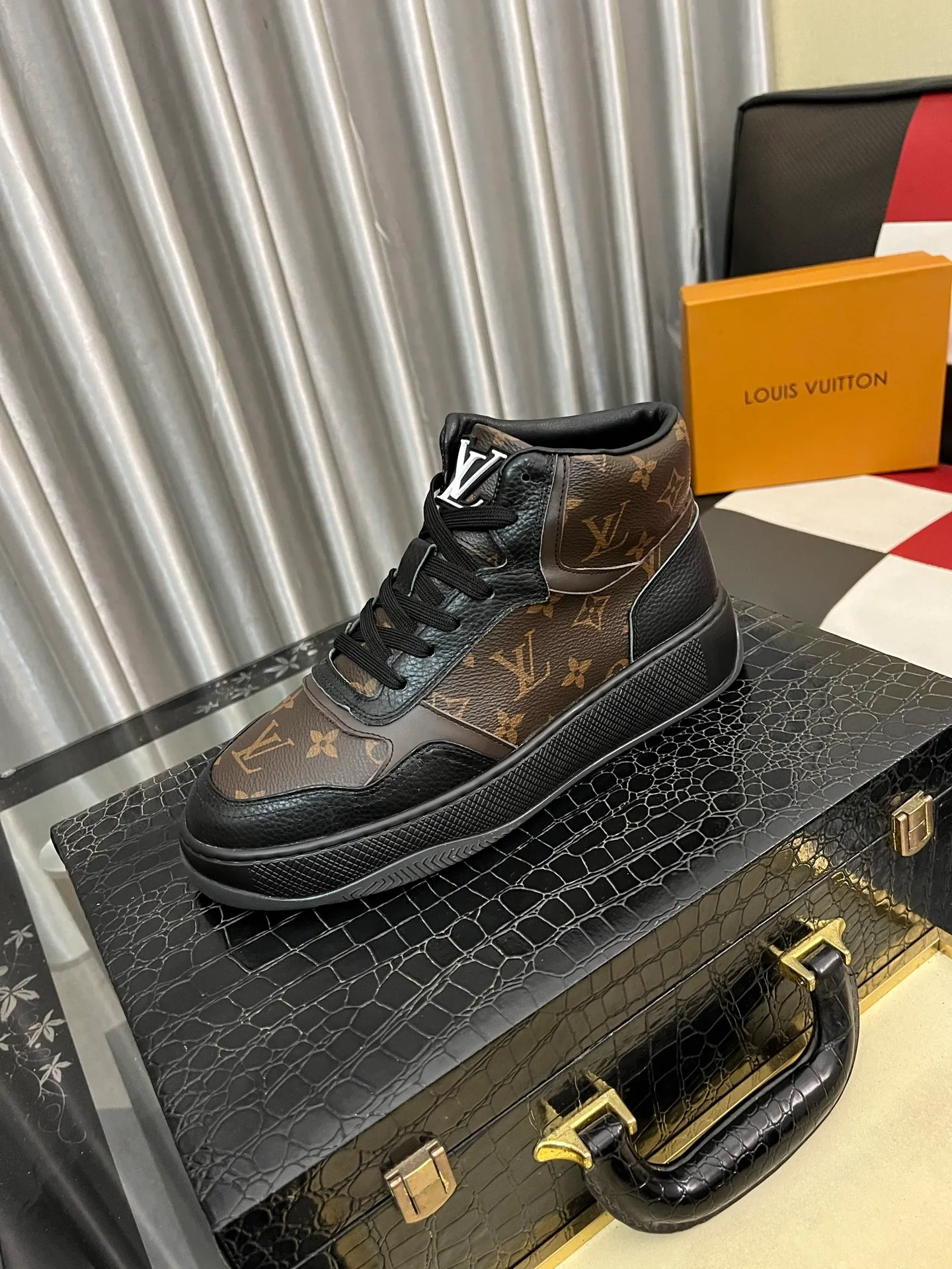 Ex-factory price: 438⌚️⌚️[LOUIS VUITTON] Same style as Louis Vuitton* official website 🚹Men's high-top casual shoes❤️Same style as popular celebrities and big names ~ Best-selling at home and abroad Lv focuses on the checkerboard series...Imported first-layer cowhide with special fabric ➕Full cotton, code number: 38-443️⃣Colors available